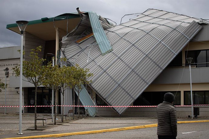 O telhado da Prefeitura de Pazos de Borbe'n desabou durante a tempestade, em 20 de março de 2025, em Pazos de Borbe'n, Pontevedra, Galícia (Espanha). A tempestade "Martinho" registrou mais de 400 incidentes na Galícia, com fortes rajadas de vento e neve.