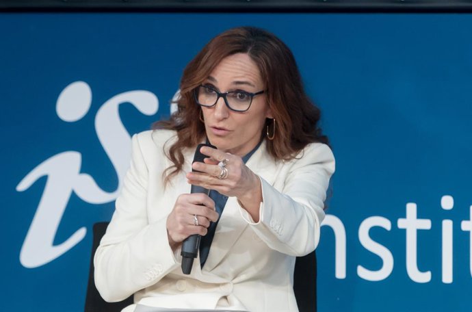 A Ministra da Saúde, Mónica García, mantém um diálogo no evento: "5 anos depois: memória, aprendizado e o futuro da COVID-19'', na sede do Instituto Carlos III, em 14 de março de 2025, em Madri (Espanha). O evento tem como objetivo refletir sobre a