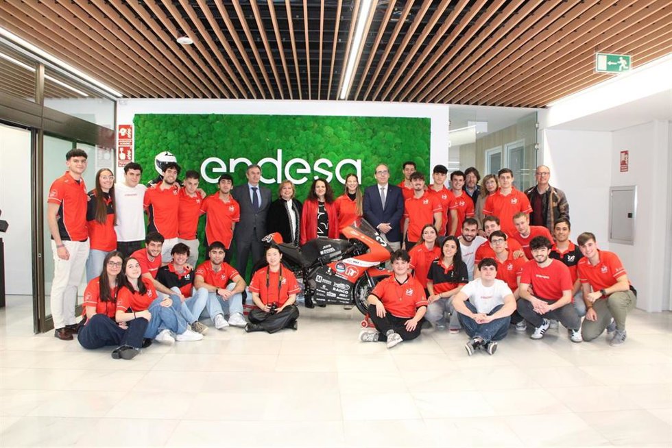 Las autoridades con el equipo de eUSRacing.