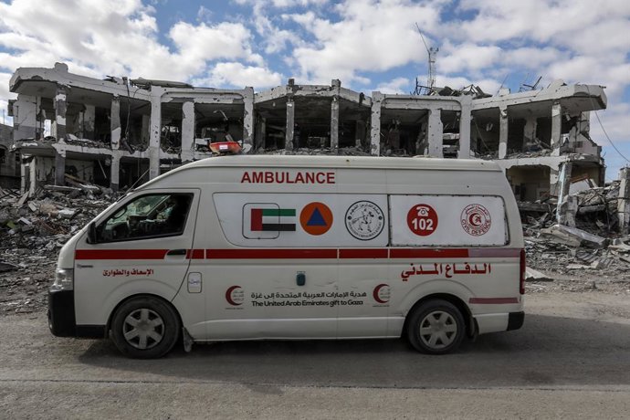 Archivo - Arquivo - Uma ambulância em frente ao hospital Abu Youssef al-Najar, na cidade de Rafah, que foi destruído pelo exército israelense em sua ofensiva contra a Faixa de Gaza (arquivo).