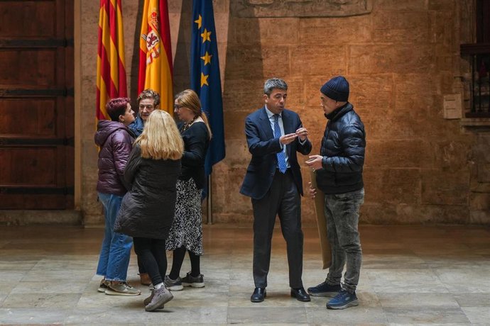 Familiares de víctimas de la DANA conversan con el president de la Generalitat valenciana, Carlos Mazón