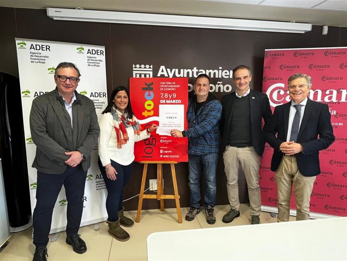 Entrega al AMPA del Maequés de Vallejo de 850 euros de la chocolatada solidaria de Logrostock