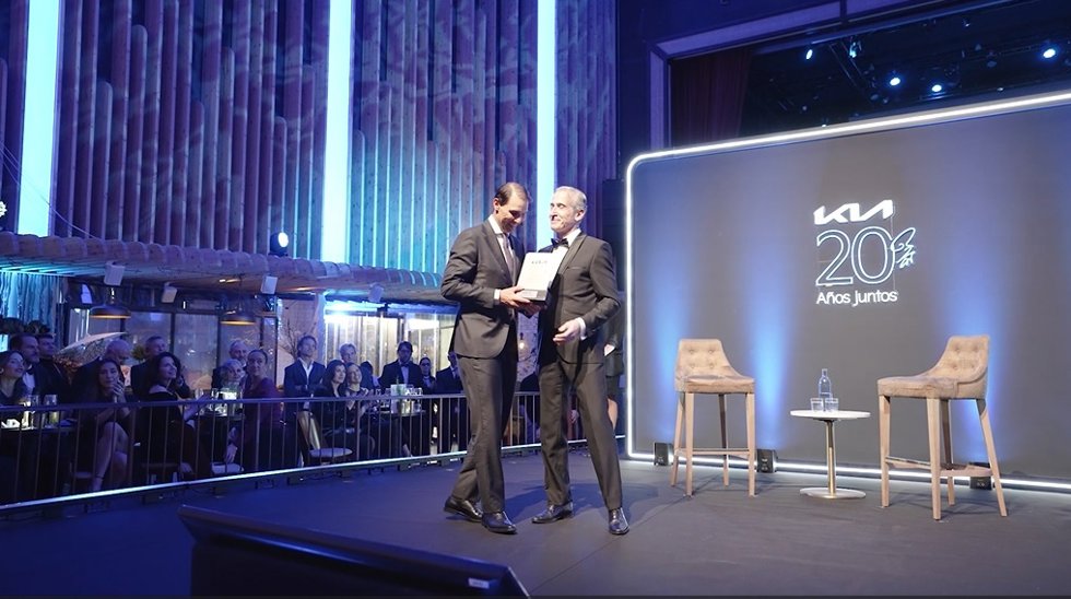Rafa Nadal recibiendo un premio durante el homenaje de KIA por los 20 años de unión entre la marca y extenista.