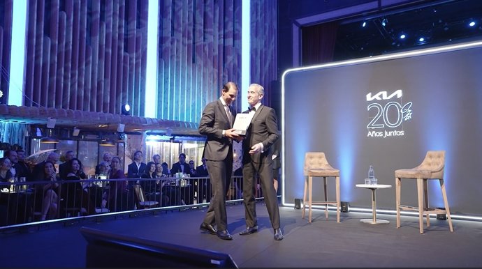 Rafa Nadal recibiendo un premio durante el homenaje de KIA por los 20 años de unión entre la marca y extenista.