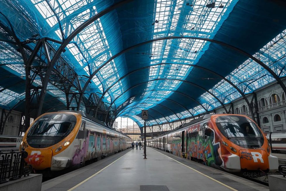 Dos trenes en la estación de Francia, donde opera Rodalies, a 21 de febrero de 2025, en Barcelona, Catalunya (España).