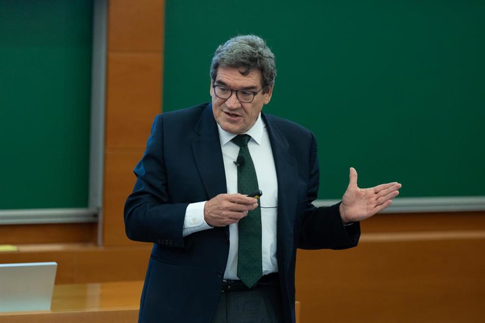 El gobernador del Banco de España, José Luis Escrivá, interviene durante la Conferencia sobre IA en finanzas, en Iese Business School, a 21 de marzo de 2025, en Barcelona, Catalunya (España).