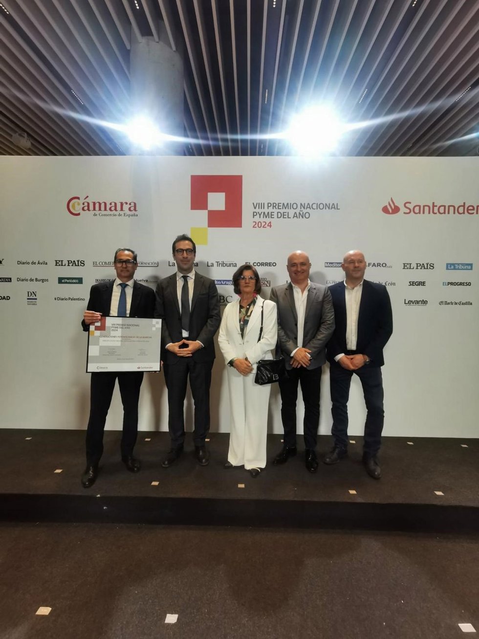 La empresa GFM recibiendo su acreditación como finalista del VIII Premio Nacional Pyme del año 2024 de manos del ministro de Economía, Carlos Cuerpo.