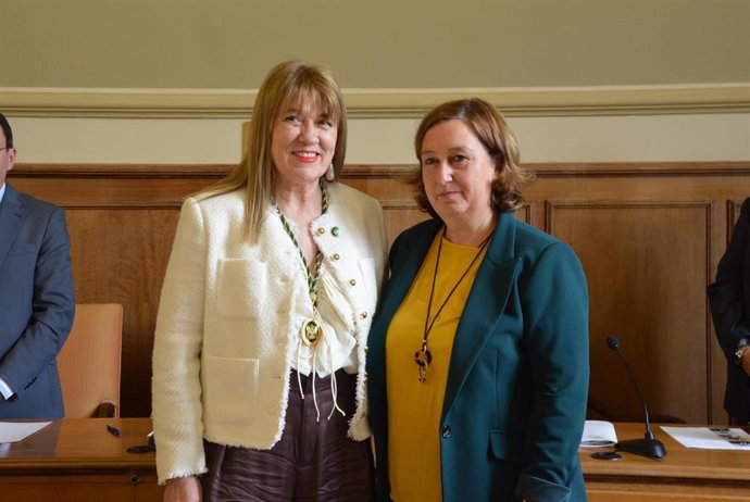 La nueva diputada provincial de la Diputación de Toledo, María Eva García Azaña, junto a la presidenta de la Diputación, Concepción Cedillo.