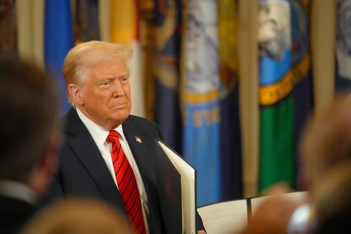 20 de março de 2025, Washington, Distrito de Columbia, EUA: O presidente DONALD TRUMP assina uma ordem executiva para iniciar a eliminação do Departamento de Educação durante uma cerimônia na East Room em 20 de março de 2025. Trump contou com a presença d