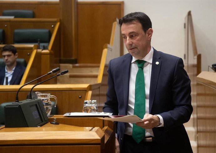 El vicelehendakari segundo y consejero de Economía, Trabajo y Empleo, Mikel Torres