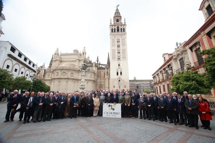 Foto de familia con hermanos mayores, representantes de la Iglesia, del Ayuntamiento, del Consejo y de otras instituciones para promocionar la presencia del Cachorro en Roma.