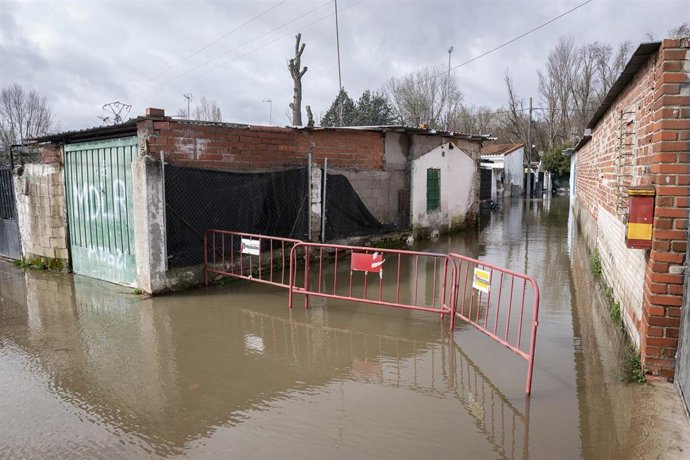 Una zona del poblado de Las Sabinas afectada por la crecida del río Guadarrama, a 21 de marzo de 2025, en Móstoles
