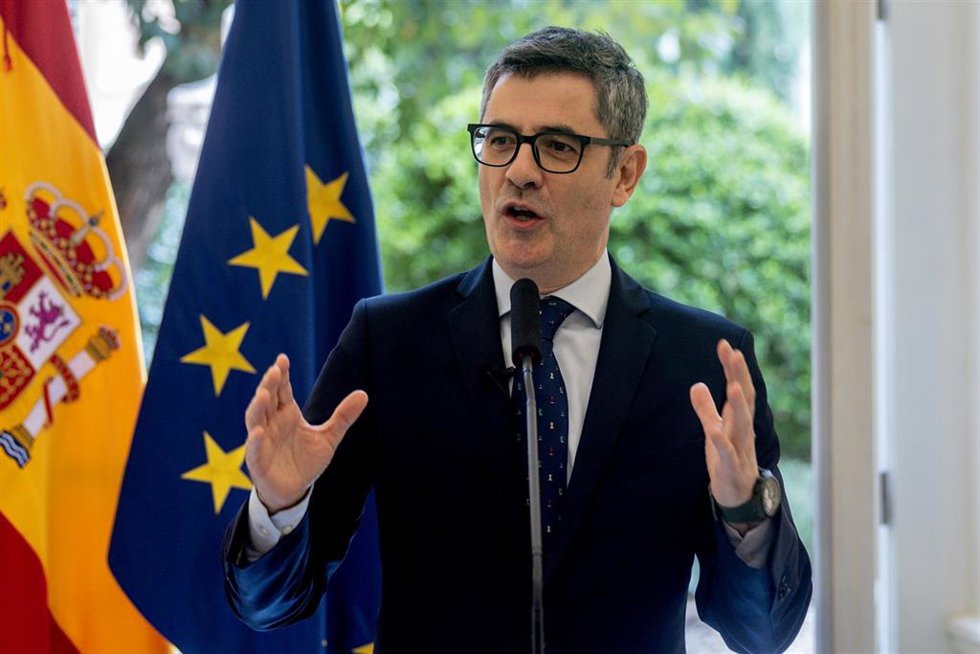 El ministro de la Presidencia, Justicia y Relaciones con las Cortes, Félix Bolaños, atiende a los medios de comunicación, en la sede del Ministerio, a 21 de marzo de 2025, en Madrid (España). 