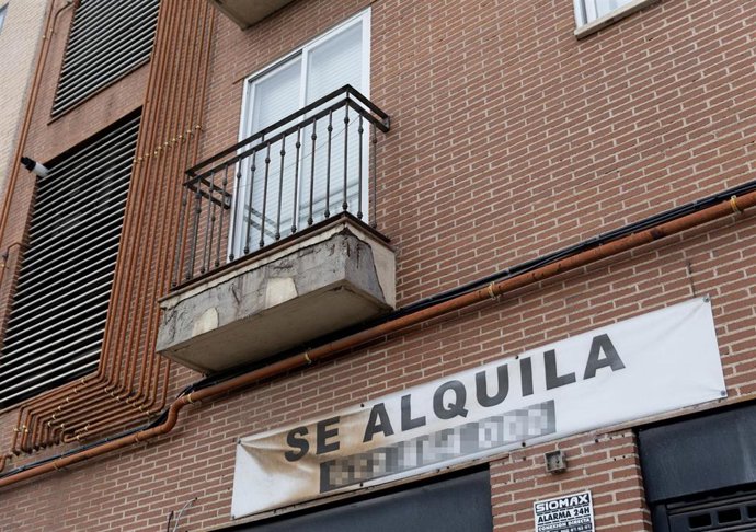 Archivo - Un cartel anuncia un alquiler.