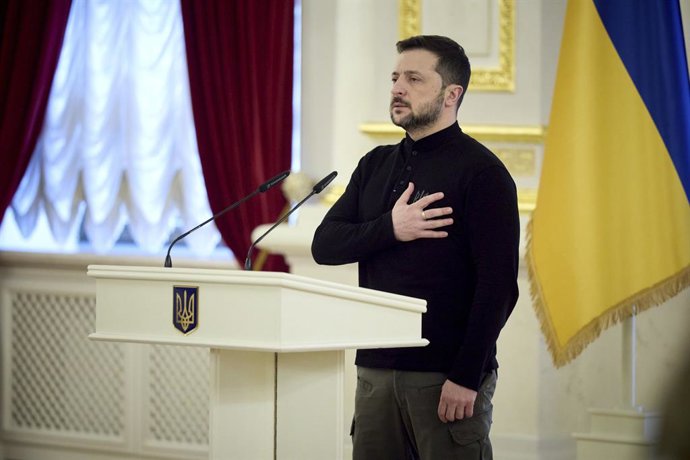 14 de março de 2025, Kiev, Ucrânia: O presidente ucraniano, Volodymyr Zelenskyy, apresenta o hino nacional no Dia do Voluntário Militar Ucraniano durante uma cerimônia no Palácio Mariinsky, em 14 de março de 2025, em Kiev, na Ucrânia.