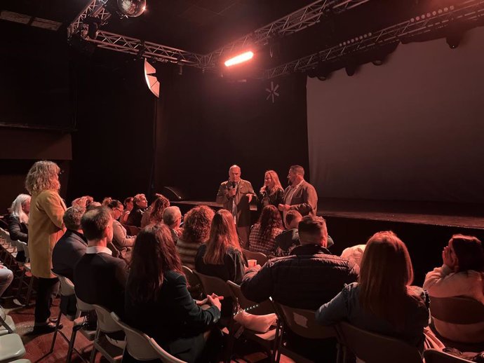 De izquierda a derecha: Rodolfo Montero, director del documental; Beatriz Perales, directora de Acceso y Relaciones Institucionales de Sobi Iberia; y Juan Antonio García Macías, presidente de la Asociación Malagueña de Hemofilia.