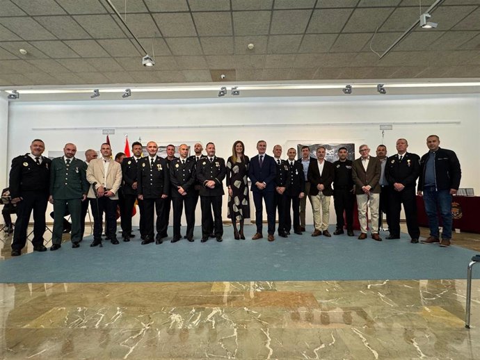 La alcaldesa, Patricia Fernández, junto a los profesionales condecorados con motivo del día de San Patricio, patrón de la Policía Local