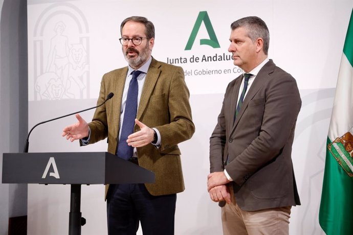Molina interviene, acompañado por Acosta, en la Delegación del Gobierno andaluz en Córdoba.