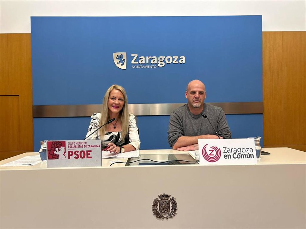 El concejal del grupo municipal de ZeC en el Ayuntamiento de Zaragoza, Suso Domínguez, y la concejal socialista, Ros Cihuelo, en rueda de prensa