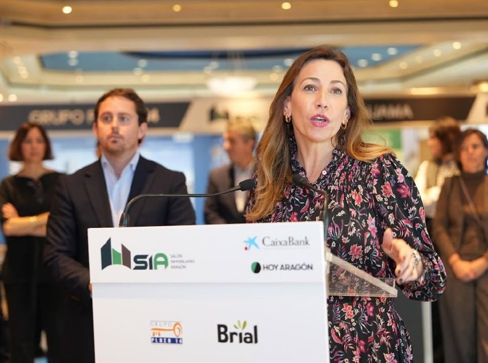 El director de 'Hoy Aragón', Álvaro Sierra, y la alcaldesa de Zaragoza, Natalia Chueca, en el Salón Inmobiliario de Aragón.