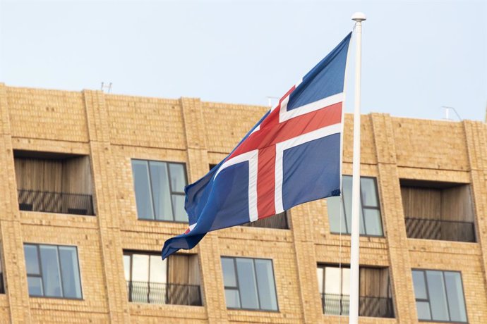 Archivo - January 27, 2025, Copenhagen, Denmark: TheÂ flag of Iceland flies at Strandgade.