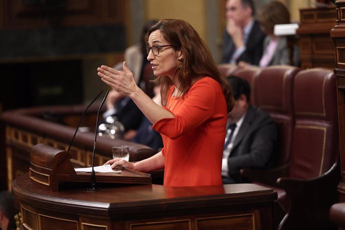 La ministra de Sanidad, Mónica García, interviene durante una sesión plenaria en el Congreso de los Diputados, a 20 de marzo de 2025.