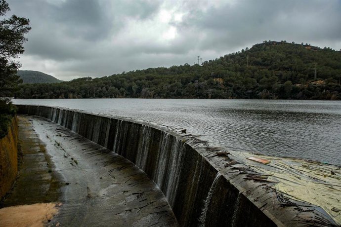 Vista del embalse de Foix al 100% de su capacidad