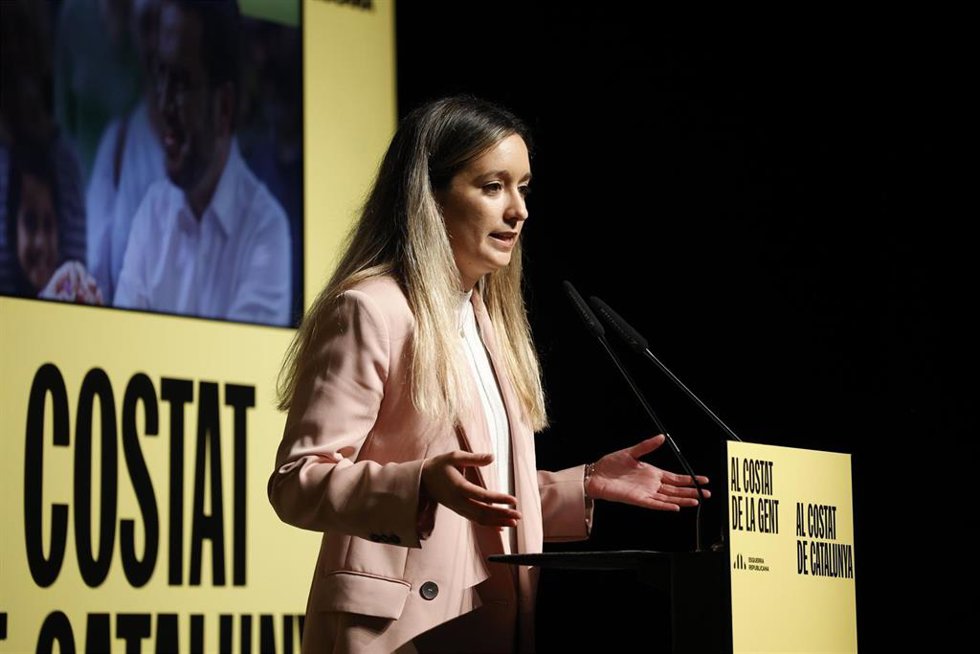Archivo - La candidata 12 de ERC por Barcelona, Ana Balsera, interviene durante un mitin de su partido, en el Teatre Sagarra, a 30 de abril de 2024, en Santa Coloma de Gramanet, Barcelona, Catalunya (España). El grupo parlamentario Esquerra Republicana 