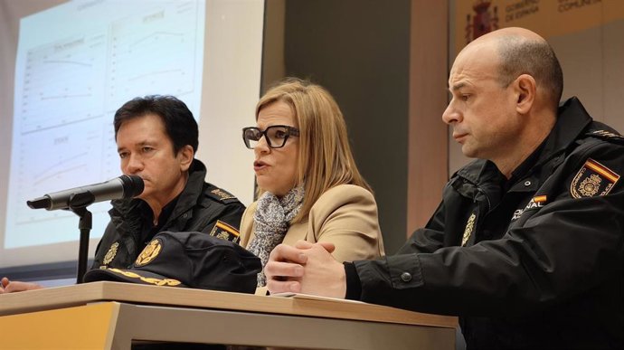 La delegada del Gobierno en la Comunitat Valenciana, Pilar Bernabé, junto al comisario provincial de la Policía Nacional, Vicente Martínez, ofrece una rueda de prensa en la que hará balance del dispositivo especial de las Fallas 2025.