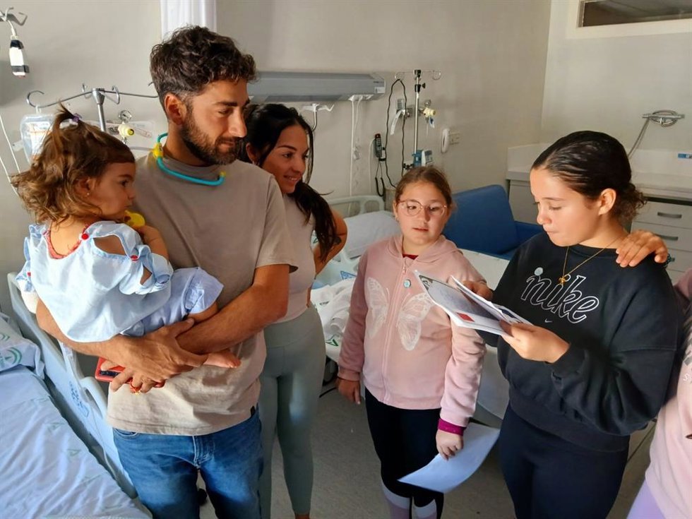 Alumnas del Colegio Reina Fabiola recitan poemas a una niña ingresada y su familia en el Hospital de Motril (Granada).