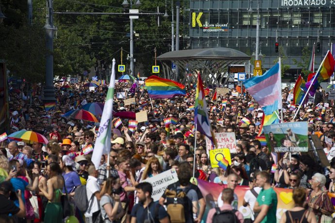 Archivo - July 24, 2021, Budapest, Warsaw, Hungary: Several thousands of people take part in the annual Budapest Pride march on July 24, 2021 in Budapest, Hungary. Thousands of people took part in the annual pride parade in Budapest. This year marks its 2