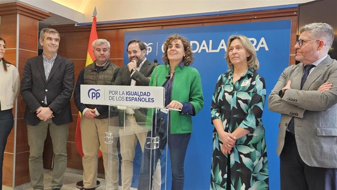 El presidente del PP en Castilla-La Mancha, Paco Núñez, junto a la eurodiputada en el Parlamento Europeo, Dolors Montserrat.