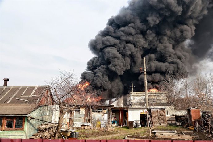 11 de maro de 2025, Ucrnia, Odesa: Uma espessa coluna de fumaa preta se ergue sobre o local de um incndio causado por um ataque de drone russo em Odesa. Foto: -/Ukrinform/dpa