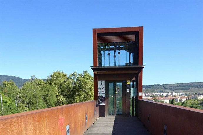 Archivo - Imagen del ascensor de la Media Luna, en Pamplona