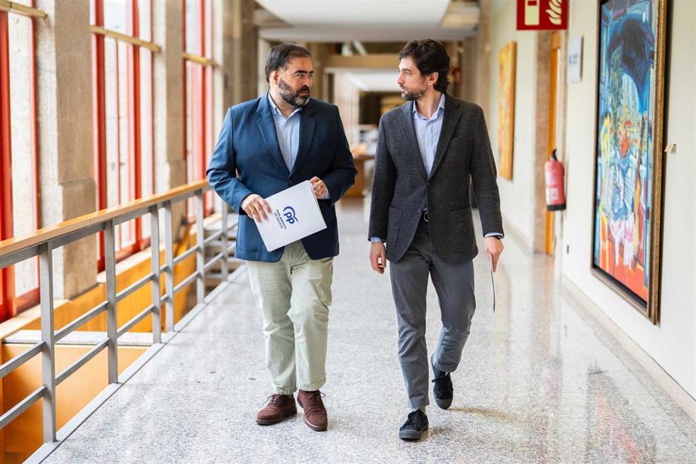 Pazos Couñago y Adrián Vázquez en los pasillos de la Cámara.