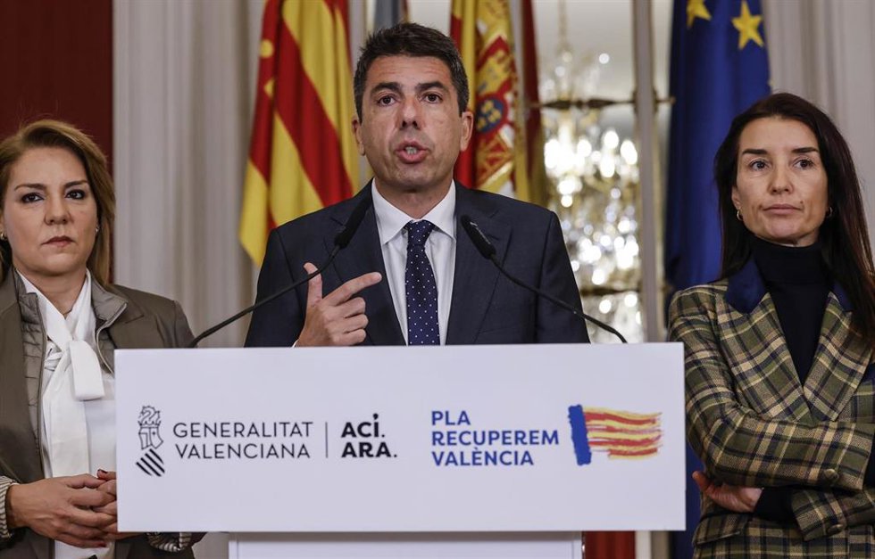 El 'president' de la Generalitat, Carlos Mazón, acompañado de la consellera de Economía y Hacienda, Ruth Merino, y por la vicepresidenta Susana Camarero, realiza una declaración institucional en Les Corts con motivo de los presupuestos autonómicos de 20