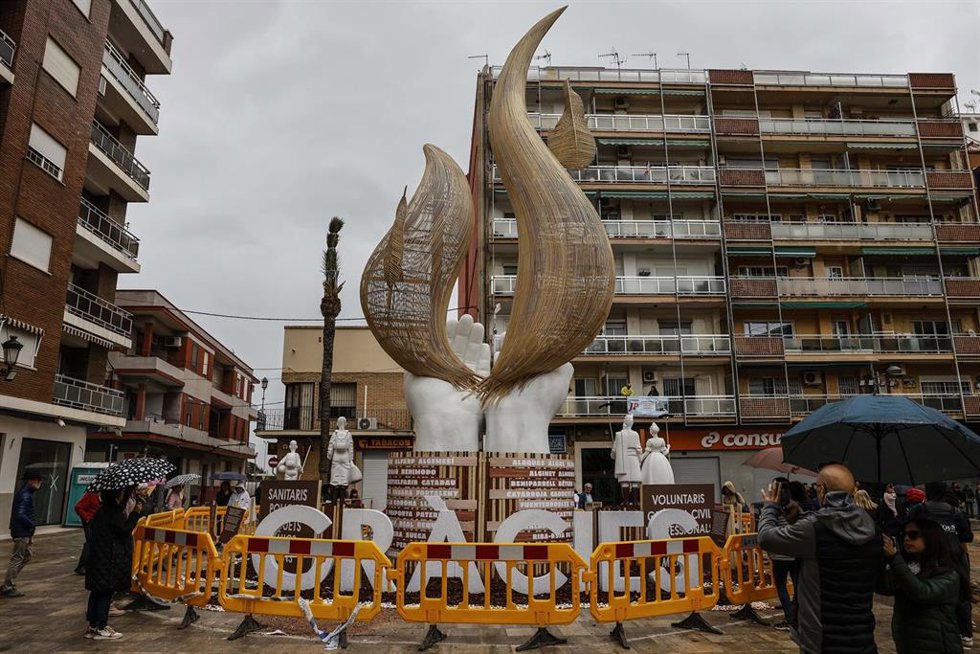 Falla SOM, en homenaje a las personas y municipios afectados por la dana, en Paiporta