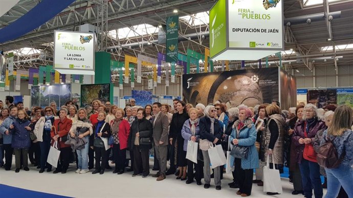 El presidente de la Diputación Provincial de Jaén, Paco Reyes, en la recepción a un centenar de personas mayores en la X Feria de los Pueblos.