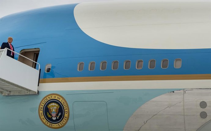 Archivo - January 12, 2021 - Harlingen, Texas, USA - President Donald J. Trump disembarks Marine One at Valley International Airport in Harlingen, Texas Tuesday, Jan. 12, 2021, and boards Air Force One en route to Joint Base Andrews.