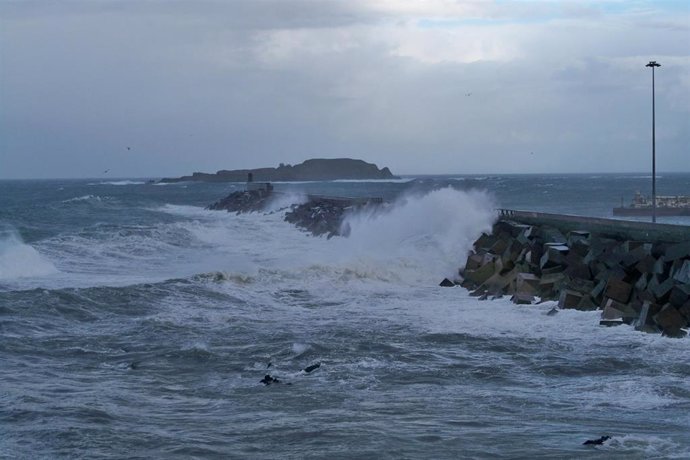 Archivo - Olas en la costa vasca