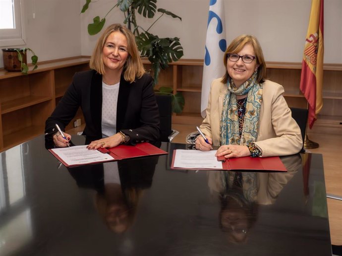 Marta Moreno, vicepresidenta de la Fundación AstraZeneca y directora de Asuntos Corporativos y Acceso al Mercado de AstraZeneca España, y Marina Pollán, directora general del ISCIII, en el momento de la firma del acuerdo.