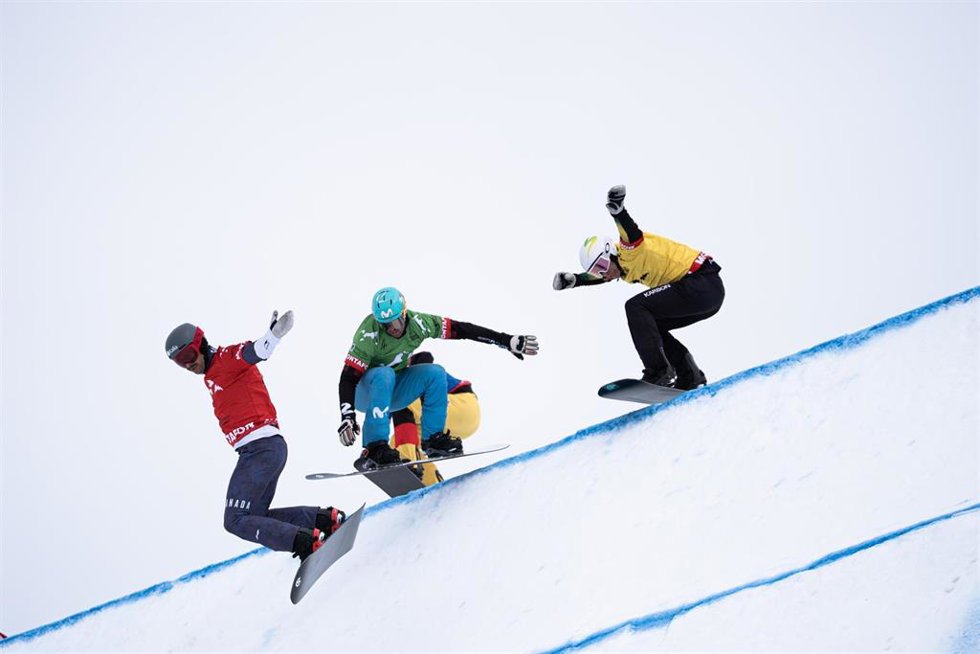 El 'rider' español Lucas Eguibar (centro), en la Copa del Mundo de Montafon (Austria).