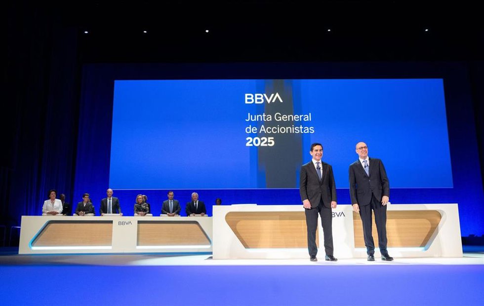 El presidente de BBVA, Carlos Torres Vila (i), y el CEO de BBVA, Onur Gen (d), durante la junta general de accionistas de BBVA, en el Palacio Euskalduna, a 21 de marzo de 2025, en Bilbao, Vizcaya, País Vasco (España).