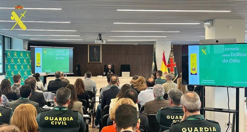 El cuartel de Sansomendi ha acogido las 'Jornadas sobre delitos de odio'