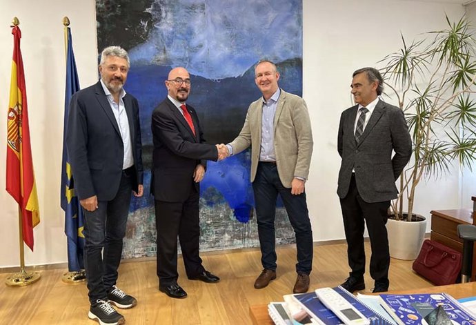 El consejero de Salud, César Pascual, firma un convenio de colaboración entre la Fundación Marqués de Valdecilla y el Racing