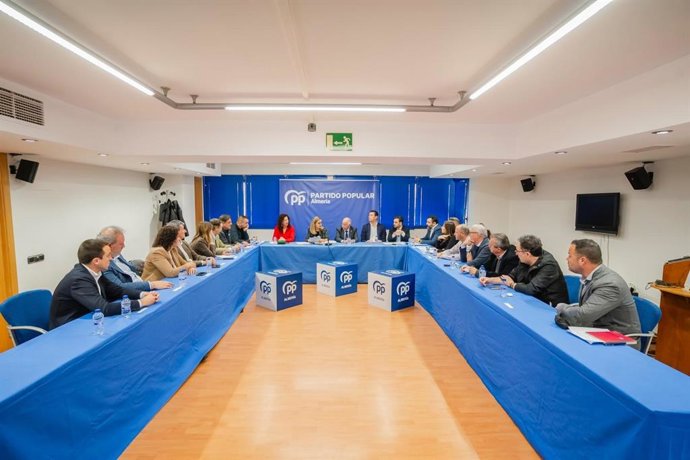 Cargos y miembros del PP se reúnen con representantes de AUGC y SUP.