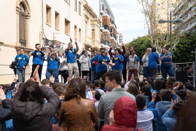 Miembros de la Asociación Almeriense de Personas con Síndrome de Down (Asalsido) tras la lectura del manifiesto por el Día Mundial del Síndrome de Down en Almería.