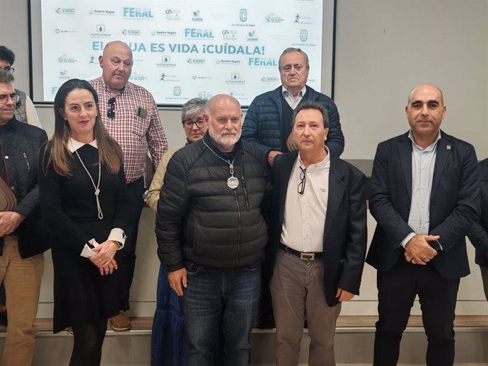 Entrega de la medalla de Feral al expresidente de la comunidad de regantes 4 Vegas José Antonio Pérez.