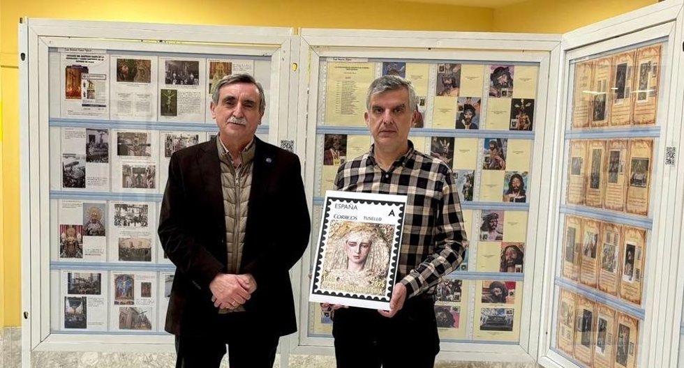 Juan Antonio Casas, representando a la Sociedad Filatélica Gaditana, y Víctor de la Torre, director de la oficina principal de Correos de Cádiz.