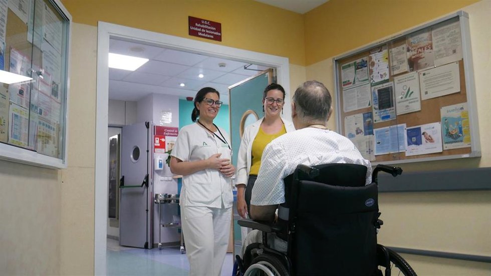 Profesionales sanitarias de la unidad de Medicina Física y Rehabilitación atienden a un paciente.